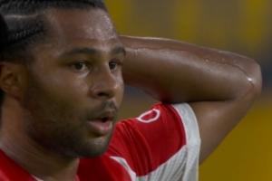 背身單防門將！進(jìn)球被吹無(wú)效后，格納布里雙手抱頭無(wú)奈