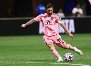 布拉德-皮特：我是梅西的粉絲，我會(huì)花很長的時(shí)間看他表演