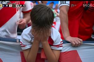 ??情緒崩潰！河床下半場丟球后，小球迷捂臉落淚