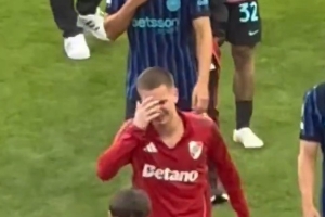 ??傷心欲絕！河床世俱杯小組出局，17歲馬斯坦托諾痛哭離場(chǎng)