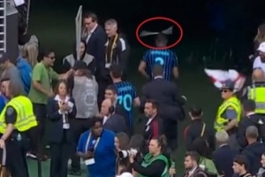 追著打??鄧弗里斯躲阿庫尼亞追打離場，遭球迷投擲塑料桿擊中