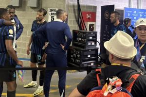 沖突升級(jí)！記者：阿庫尼亞涉嫌種族歧視鄧弗里斯 后者大怒&被拉開