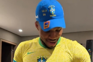 字母哥社媒曬視頻，感謝維尼修斯贈(zèng)送球衣、球鞋等禮物