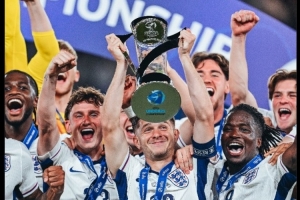 決賽MVP+作為隊長捧杯！曼城官方祝賀麥卡蒂隨英格蘭歐青賽奪冠