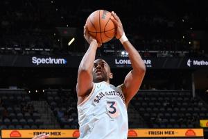 上賽季打滿(mǎn)82場(chǎng)！記者：太陽(yáng)和快船有意保羅 黃蜂想給三球找替補(bǔ)