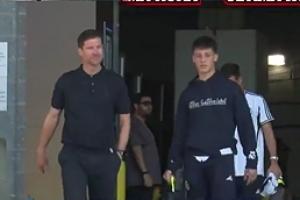 繼續(xù)復(fù)盤！賽后阿隆索與居勒爾一起離開球場，邊走邊聊