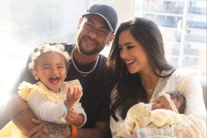 燒腦??內(nèi)馬爾與3女性生下4子女 小女兒剛出生 只比姐姐小3個(gè)月