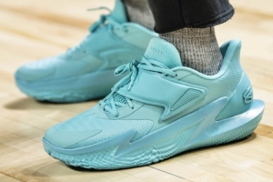 福克斯夏聯(lián)場邊觀戰(zhàn)！上腳個人第二代簽名鞋F(xiàn)ox 2