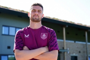 官方：斯圖加特前鋒布魯恩-拉爾森轉(zhuǎn)會(huì)伯恩利，簽訂四年合約