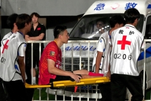 遼寧鐵人官方：栗鵬進(jìn)行右腿脛骨骨折內(nèi)固定術(shù)手術(shù)，手術(shù)順利