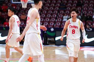 趙睿幾次主動(dòng)突破讓對(duì)手聯(lián)防失效 程帥澎的三分也幫了大忙