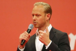 市場(chǎng)總監(jiān)可能轉(zhuǎn)投拜仁？斯圖加特主席：拜仁未就此與我們聯(lián)系