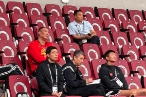 研究對(duì)手！郭士強(qiáng)現(xiàn)場(chǎng)觀看了韓國(guó)vs關(guān)島的比賽 并認(rèn)真做起了筆記