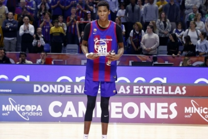 被贊文班字母合體！13歲天才升入巴薩一隊(duì) 對(duì)陣皇馬砍22+26&31+19