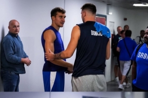 焦點(diǎn)大戰(zhàn)！東契奇與博格丹熱身賽前擁抱致意互相交流