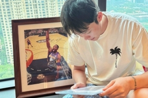 丁彥雨航社媒分享與科比相框合影：Kobe 生日快樂