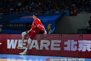 周琦觀看閱兵并轉(zhuǎn)發(fā)微博：愛我中華！