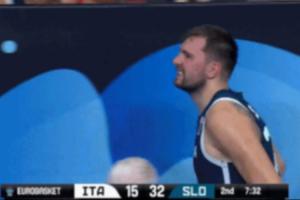 用力過猛？東契奇首節(jié)結(jié)束時回更衣室 次節(jié)小跑回來表情有點難受