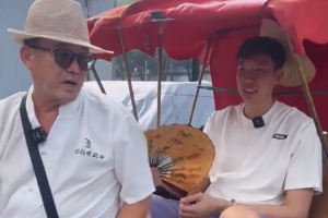 到后海游玩！周琦坐三輪車&學(xué)習(xí)歇后語：蓋了帽兒了 嘿