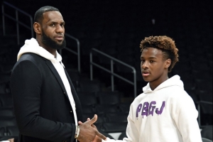 余嘉豪憶高中與布朗尼當(dāng)隊友：詹姆斯來看球引轟動 他的氣場很強