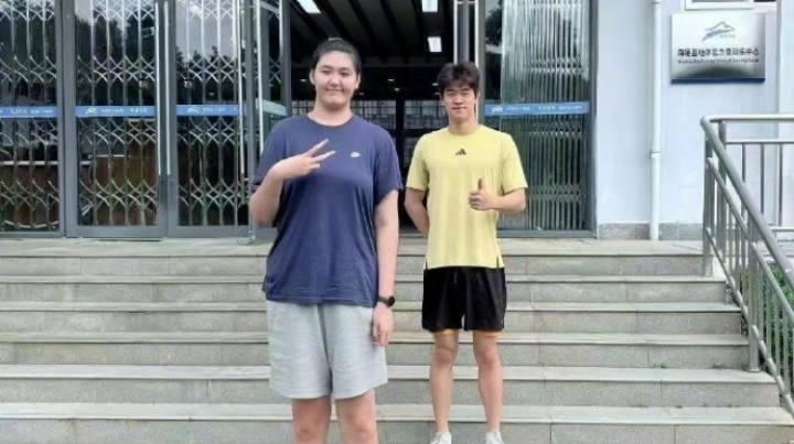 1米92潘展樂(lè)和2米26張子宇同框??網(wǎng)友：小潘秒變“小手辦”