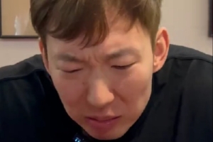 新表情包！周琦曬北京小吃挑戰(zhàn)之三巨口：是我吃的地方不對？