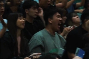 克羅斯接董健助攻完成雙手暴扣引爆全場！觀眾尖叫歡呼海嘯般襲來