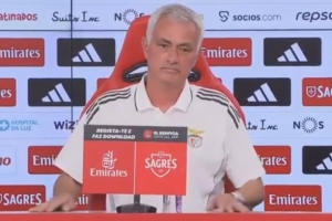 穆帥反問記者：很想知道我賺多少？你賺多少？不愿說也別問我的