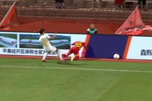 仍無法杜絕危險？國際足聯(lián)規(guī)定：廣告牌距離邊線至少需1米