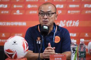 阿薩莫阿被推撞到廣告牌！前田浩二怒批：重慶這么想贏？不丟人嗎