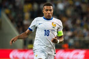 RMC：姆巴佩在巴黎賽后和恩里克愉快交流，還向前隊友們一一致意