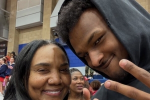 奶奶格洛麗亞祝布朗尼21歲生快：盡情享受每一刻 永遠(yuǎn)愛你??