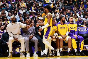 夸梅：詹姆斯干嘛非要布朗尼進(jìn)NBA？后者該買30張保羅的DVD學(xué)學(xué)