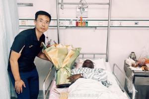 銅梁龍官方：球隊總經(jīng)理探望阿薩莫阿，后者也對張志雄表達了諒解