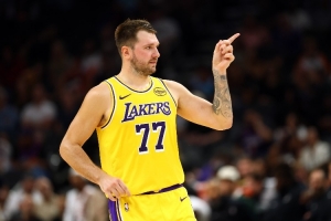 誰(shuí)將輔佐東契奇？湖人揭幕戰(zhàn)首發(fā)陣容初現(xiàn)端倪 傷病成最大隱患