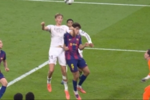 不滿進(jìn)球！巴薩球員強(qiáng)烈抗議貝林進(jìn)球前，赫伊森肘擊庫巴西臉部