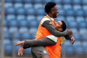 道歉后回歸訓(xùn)練！皇馬官方曬照：維尼修斯與貝林厄姆激情熊抱