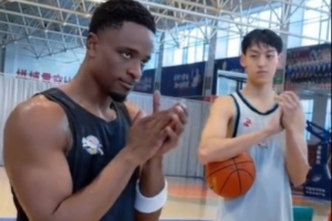 誰(shuí)家外援提前一個(gè)小時(shí)到訓(xùn)練場(chǎng)？納托爾正式報(bào)到！