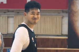 好久不見的阿不都&吳冠希！新疆男籃訓(xùn)練視頻：球場(chǎng)暖心時(shí)刻 愛了