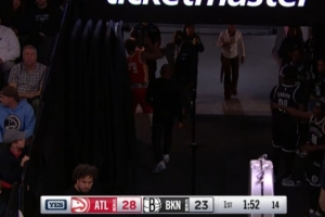 希望沒事?。√乩?楊膝蓋被隊友壓到 隨后返回更衣室