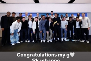 姆巴佩領(lǐng)取歐洲金靴獎(jiǎng)！貝林厄姆社媒曬全隊(duì)合影：祝賀我的兄弟