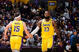 里夫斯：我可能是助攻過一對父子空接的NBA歷史首人 這很特別