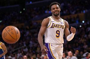 放我投？布朗尼被放投 堅決出手三分空心入網(wǎng)！本賽季首記三分