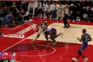 乃父之風(fēng)！布朗尼靈巧一點助攻范德彪暴扣+突破分球海斯跟進暴扣