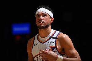 布克：見證過鄧肯、科比和司機(jī)的一人一城 也想像他們和庫里那樣