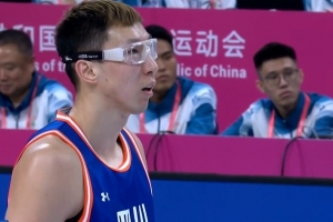 媒體人：缺席國家隊比賽的周琦通過休整&赴美康復(fù) 得到充分休息