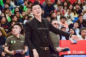 媒體人：楊鳴賽后和杜鋒含笑擁抱致意 看出來(lái)他對(duì)輸球能坦然接受