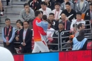 太有愛了！周琦帶孩子出席全運(yùn)會(huì)頒獎(jiǎng)儀式