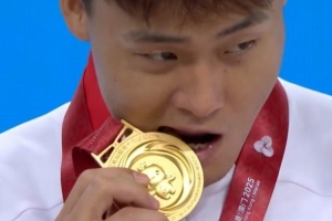 這次咬的是自己的！4年前的全運(yùn)會(huì)上 趙睿曾咬過周琦的金牌