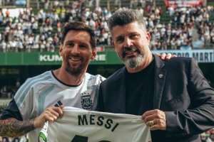 梅西隨阿根廷隊(duì)在埃爾切主場(chǎng)公開(kāi)訓(xùn)練，獲贈(zèng)埃爾切10號(hào)球衣